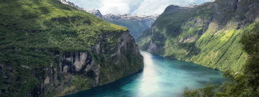 Utsikt over fjord i Norge