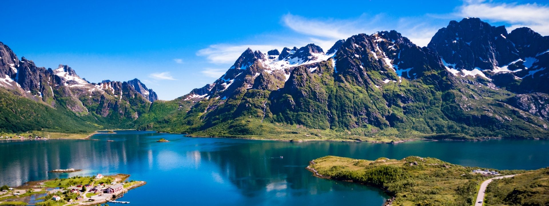 Utsikt over et vann og fjell