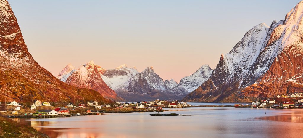 Utsikt over fjell, hav og hus