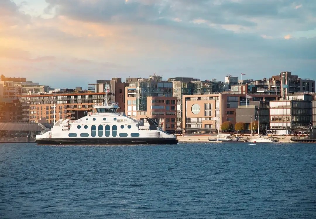 Ferje på vei inn til Aker Brygge