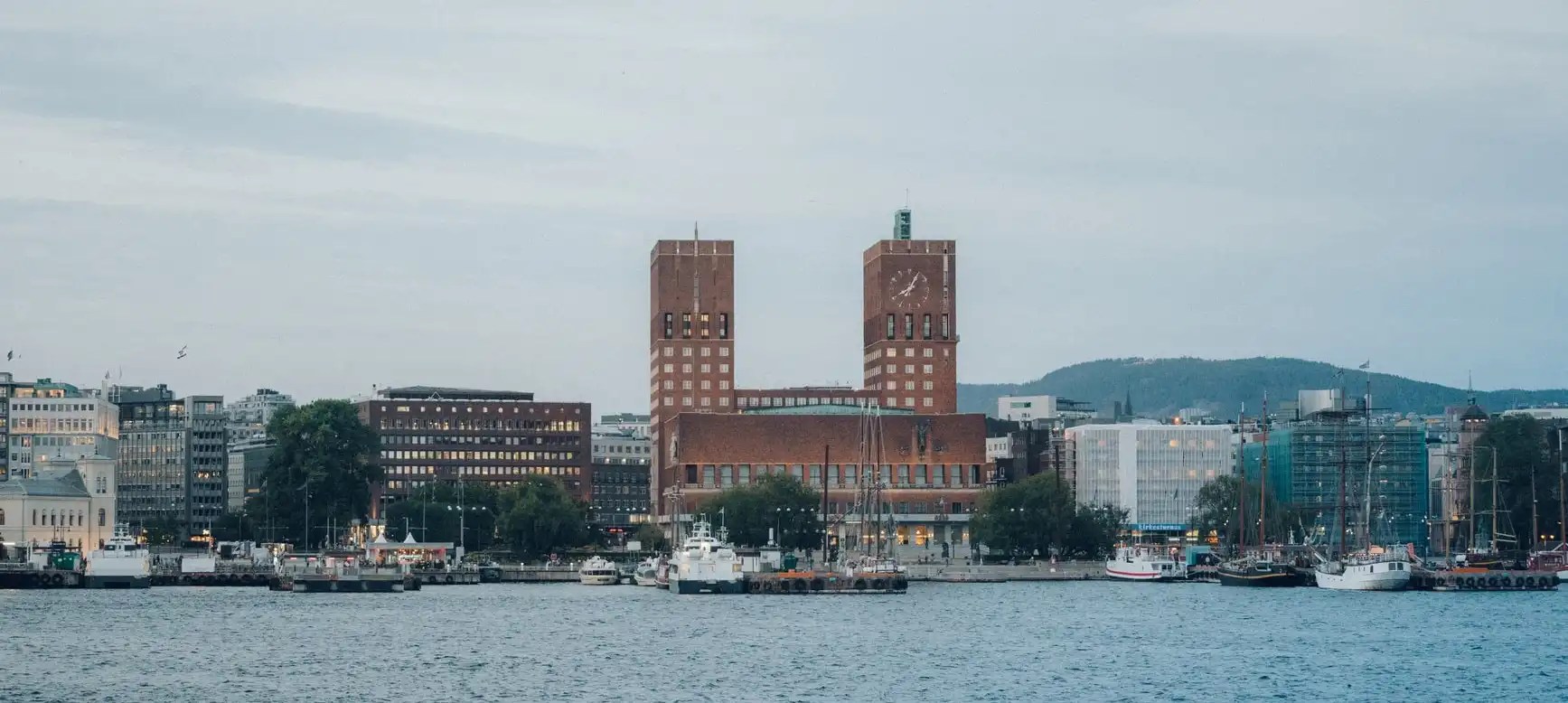 Bilde tatt fra havet, av aker brygge og rådhuset